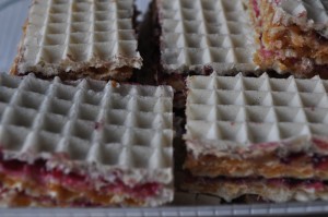 Wafle z masą krówkową i dżemem porzeczkowym