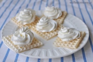 wafle z bita śmietaną