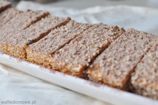 wafle z posypką orzechową